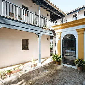 Apartment Aitana's Retreat With Charming Garden, Sevilla